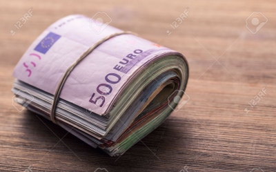1-47708139-les-billets-en-euros-euro-l-argent-euro-close-up-d-une-banque-euro-billets-roule-sur-la-table-en.jpg